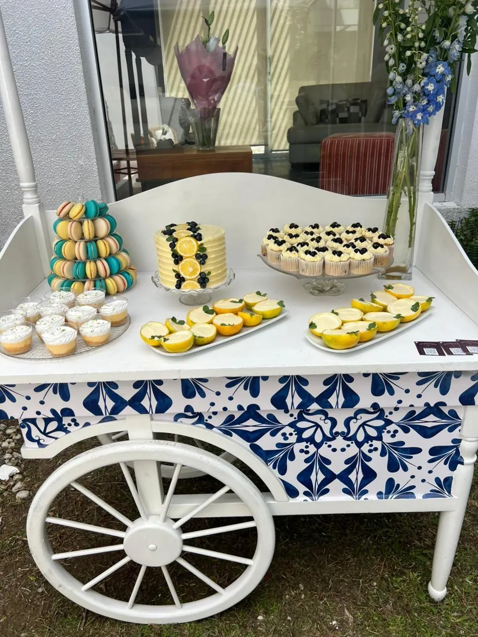 Carrito de postres con vajilla azul