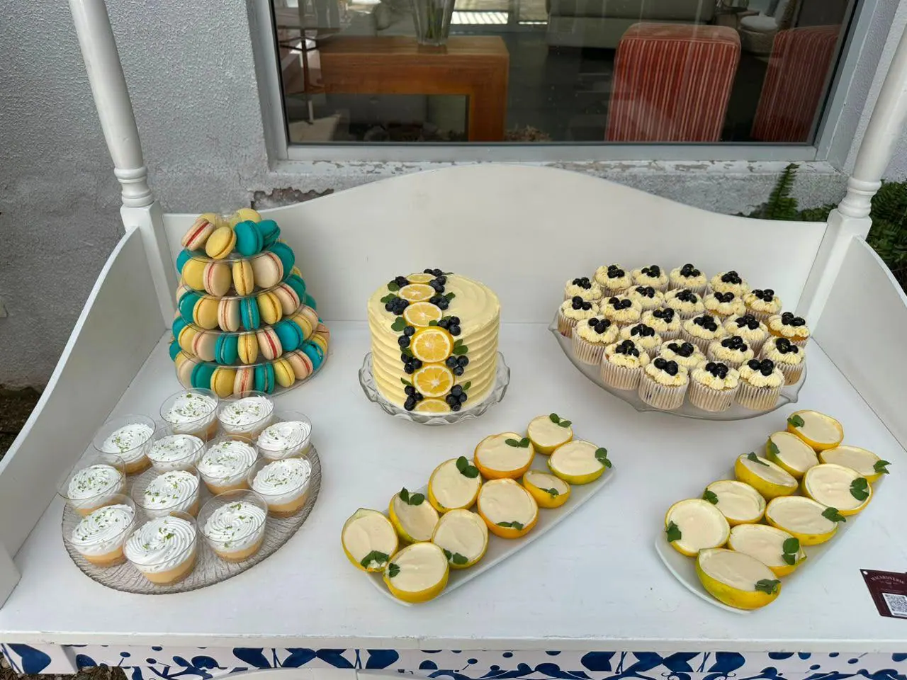 Mesa de postres surtidos para evento