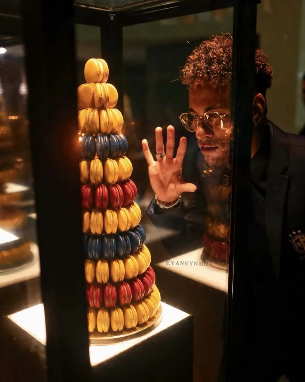 Torre de macarons con iluminación de restaurante